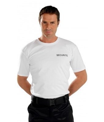 Image d'un  pompier portant un agent de sécurité portant t-shirt de sécurité blanc