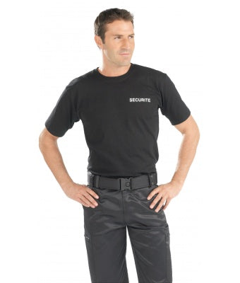 Image d'un  pompier portant un agent de sécurité portant t-shirt de sécurité noir